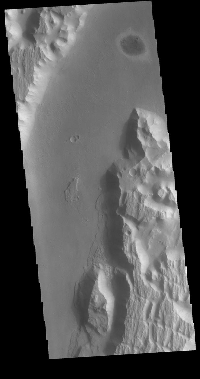Today's VIS image shows a portion of Kasei Valles, just at the region where the northward flow of the channel turns eastward towards it's eventual end in Chryse Planitia. Kasei Valles is one of the largest outflow channel systems on Mars, in places up to 482 km (300 miles) wide and 1580 km (982 miles) long. For comparison, the Grand Canyon in Arizona is is only 29 km (18 miles) at its widest and only 446 km (277 miles) long. Orbit Number: 79952 Latitude: 20.11 Longitude: 286.449 Instrument: VIS Captured: 2019-12-23 13:42 https://photojournal.jpl.nasa.gov/catalog/PIA23748