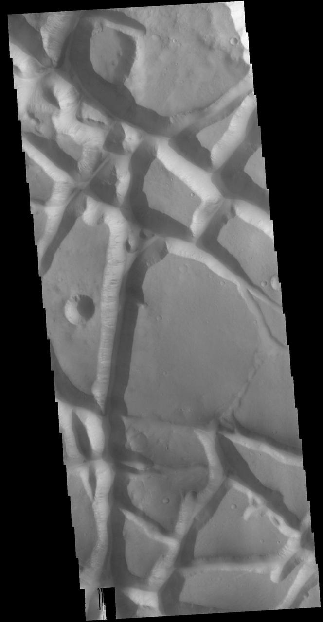 Today's VIS image shows part of Aram Chaos. Aram Chaos was initially formed by a large impact. Over time the crater interior was modified by several different processes, including liquid water. Chaos forms from erosion of the surface into mesa features. With time the valleys expand creating the jumble of hills seen in the image. Orbit Number: 80125 Latitude: 1.19021 Longitude: 338.127 Instrument: VIS Captured: 2020-01-06 19:28 https://photojournal.jpl.nasa.gov/catalog/PIA23814