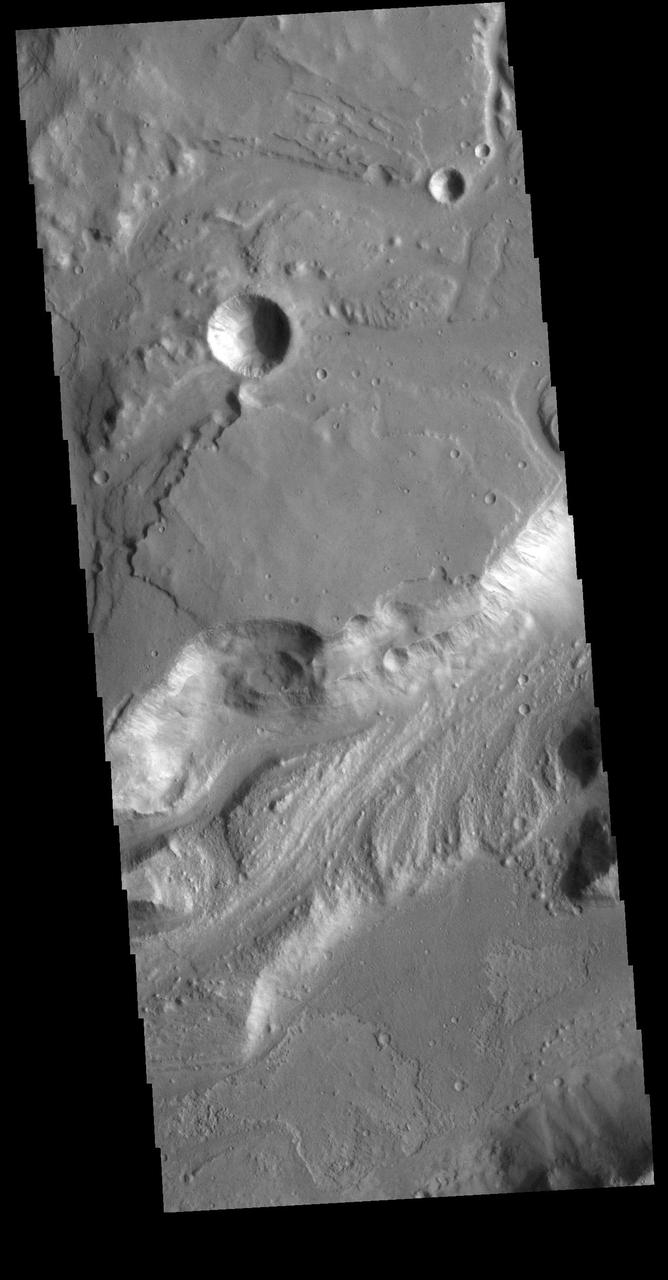 Today's VIS image shows a portion of Shalbatana Vallis. Located in Xanthe Terra, Shalbatana Vallis is an outflow channel carved by massive floods of escaping groundwater whose source lies far to the south of this image. Shalbatana Vallis is over 1300 km long (808 miles). This channel, and all others in this region, drain into Chryse Planitia. Orbit Number: 80787 Latitude: 8.81946 Longitude: 319.078 Instrument: VIS Captured: 2020-03-01 07:42 https://photojournal.jpl.nasa.gov/catalog/PIA23903