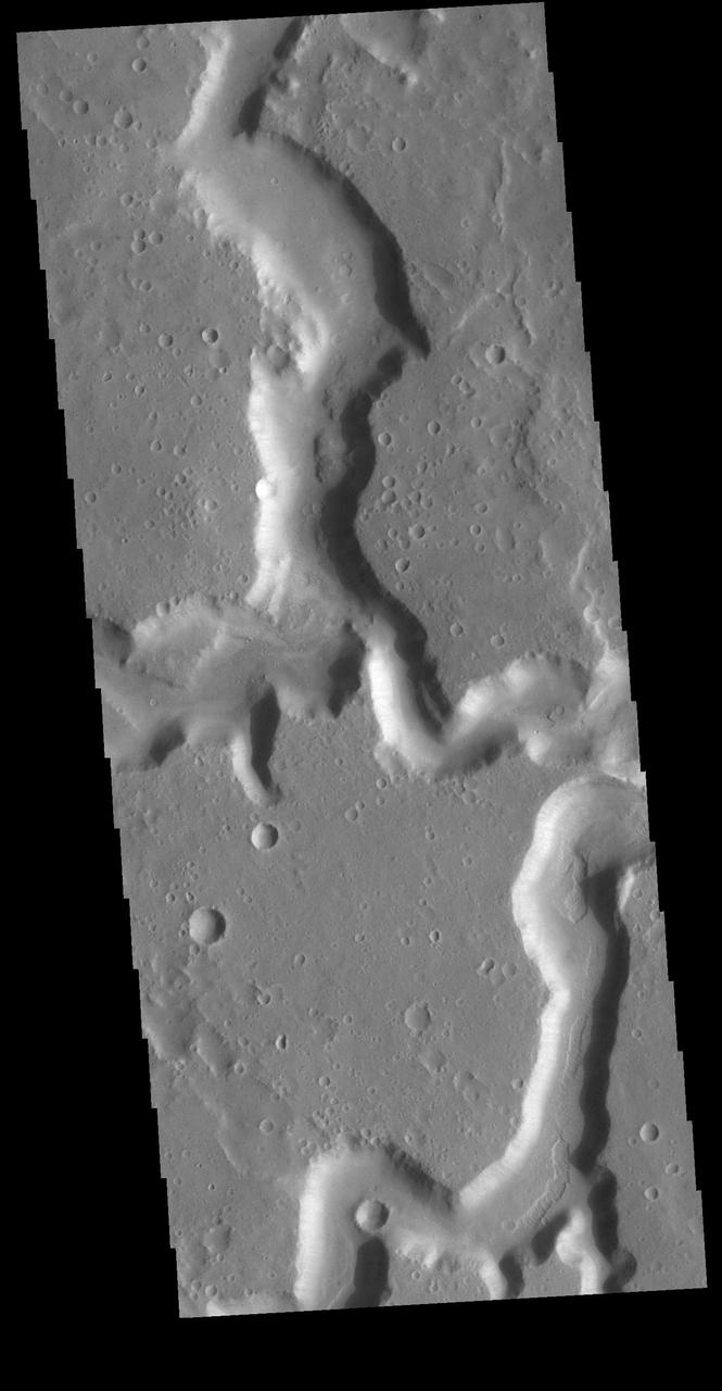 This VIS image shows the confluence of the two main channels of Nanedi Valles. Nanedi Valles is 508 km long (315 miles) and is located in Xanthe Terra. Orbit Number: 81224 Latitude: 6.88707 Longitude: 312.284 Instrument: VIS Captured: 2020-04-06 07:16 https://photojournal.jpl.nasa.gov/catalog/PIA23947