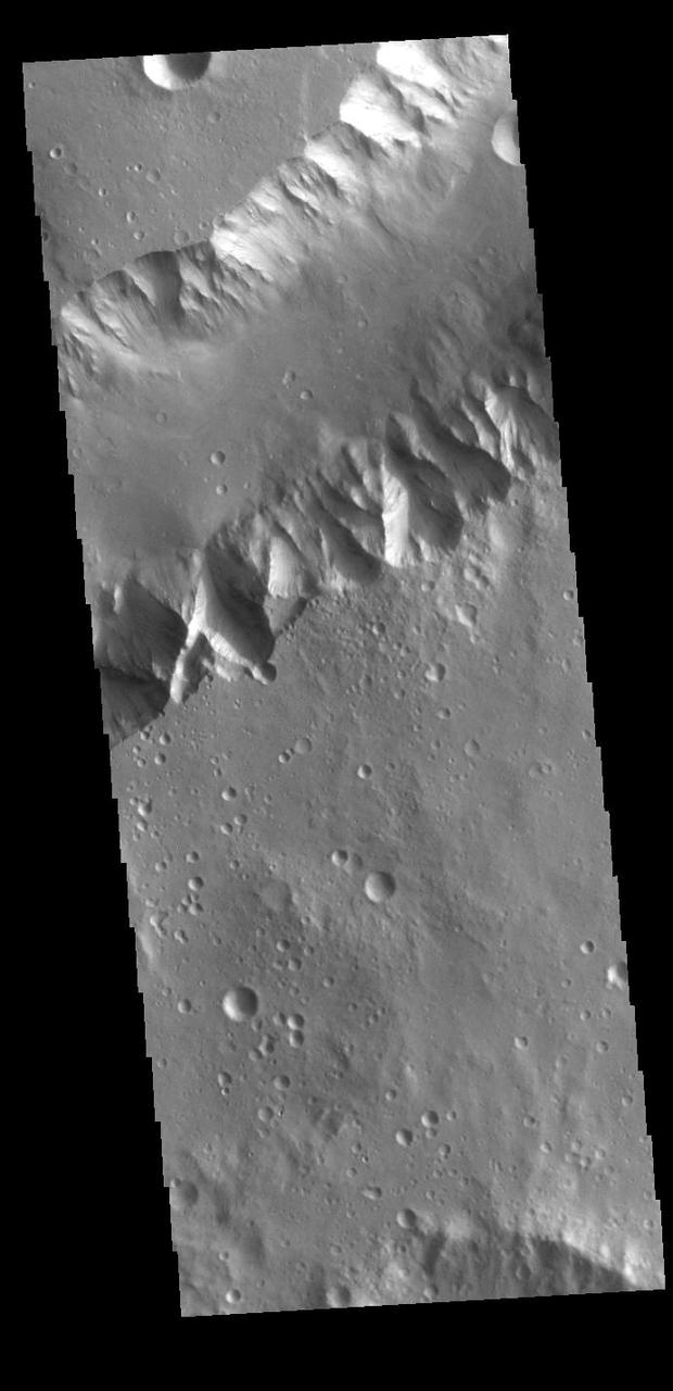 Today's VIS image shows a portion of Shalbatana Vallis. Located in Xanthe Terra, Shalbatana Vallis is an outflow channel carved by massive floods of escaping groundwater whose source lies far to the south of this image. Shalbatana Vallis is over 1300 km long (808 miles). This channel, and all others in this region, drain into Chryse Planitia. Orbit Number: 86752 Latitude: 5.19688 Longitude: 316.501 Instrument: VIS Captured: 2021-07-05 11:12 https://photojournal.jpl.nasa.gov/catalog/PIA24992