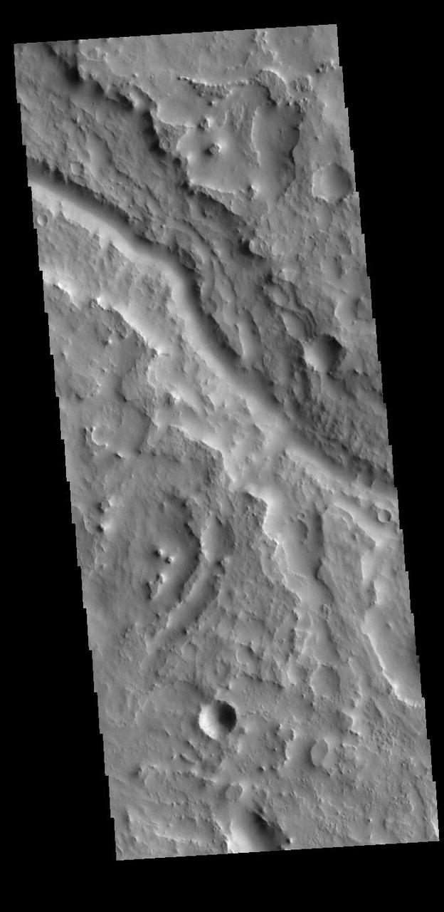 Today's VIS image shows part of Indus Vallis, located in northern Terra Sabaea. The channel system is over 300 km (186 miles) long.  Orbit Number: 86799 Latitude: 18.9615 Longitude: 38.7759 Instrument: VIS Captured: 2021-07-09 08:09  https://photojournal.jpl.nasa.gov/catalog/PIA24997