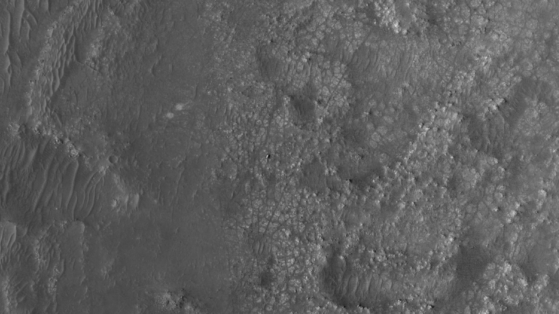 Superfície de Marte fotografada pelo HiRISE do Mars Reconnaissance Orbiter da NASA mostrando a região do rover Perseverance