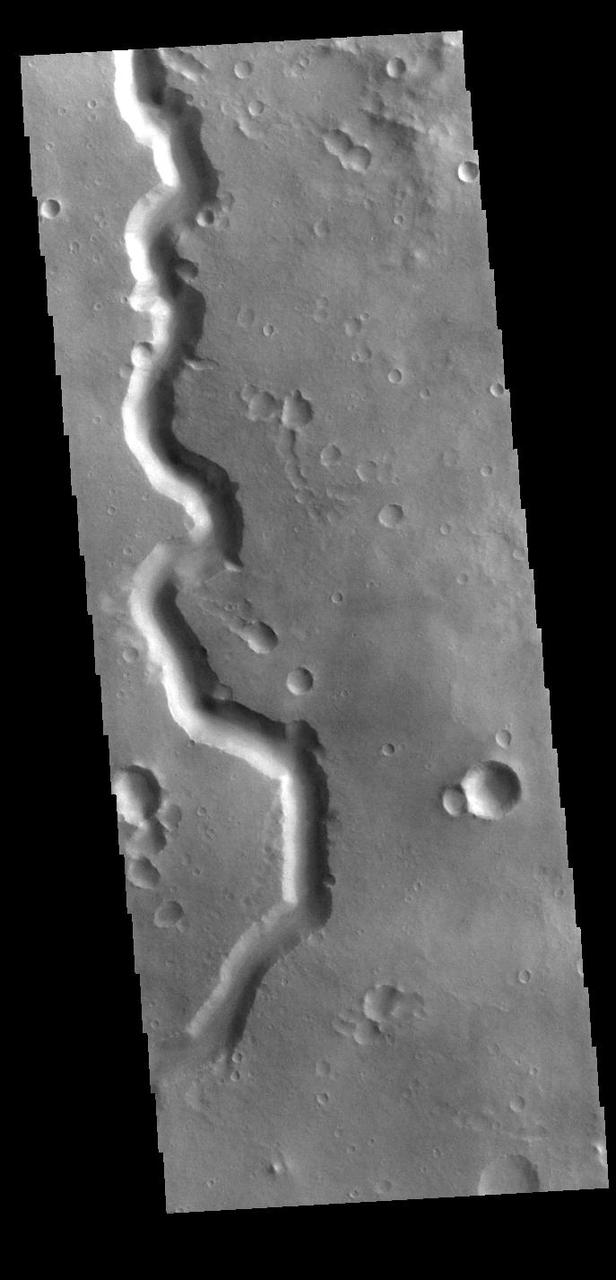 This VIS image shows a section of Nanedi Valles. Located In Xanthe Terra, the channel system is 508 km (315 miles) long. Nanedi Valles contains two large channels that join together as the elevation drops near Chryse Planitia. Orbit Number: 87763 Latitude: 1.08634 Longitude: 310.73 Instrument: VIS Captured: 2021-09-26 17:02 https://photojournal.jpl.nasa.gov/catalog/PIA25268