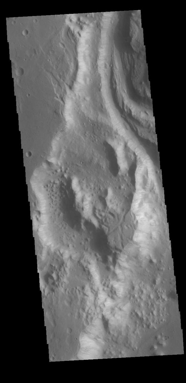 Today's VIS image shows a portion of Shalbatana Vallis. Located in Xanthe Terra, Shalbatana Vallis is an outflow channel carved by massive floods of escaping groundwater whose source lies far to the south of this image. Shalbatana Vallis is over 1300 km long (808 miles). This channel, and all others in this region, drain into Chryse Planitia. Orbit Number: 88761 Latitude: 8.29946 Longitude: 317.817 Instrument: VIS Captured: 2021-12-17 21:18 https://photojournal.jpl.nasa.gov/catalog/PIA25300