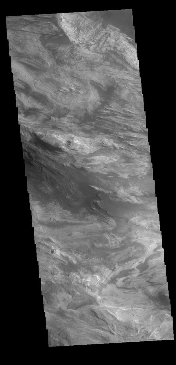 Today's VIS image shows part of Ceti Mensa. This mesa feature is located in western Candor Chasma and is composed of layered deposits and sand dunes.  Orbit Number: 88887 Latitude: -5.94433 Longitude: 284.64 Instrument: VIS Captured: 2021-12-28 06:13  https://photojournal.jpl.nasa.gov/catalog/PIA25341