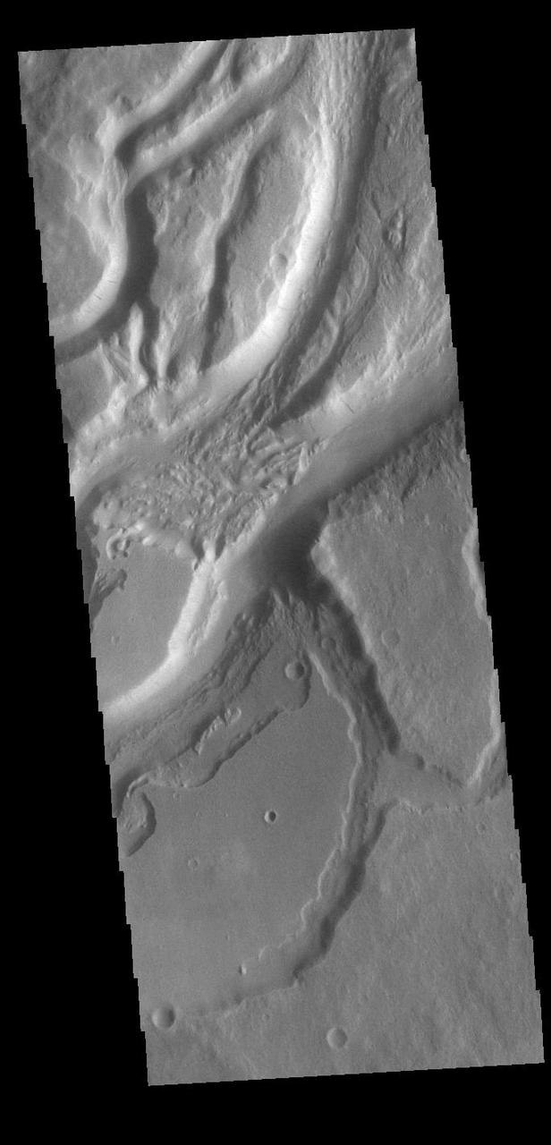 Today's VIS image shows a small section of Mangala Valles. Mangala Valles is a complex channel more than 900km long (560 miles). The channel system starts near Mangala Fossae, a large tectonic feature that intersects the volcanic plains of Daedalia Planum. Like other channels in the region, Mangala Valles flows northward, eventually emptying into southern Amazonis Planitia.  Orbit Number: 89526 Latitude: -5.92181 Longitude: 209.446 Instrument: VIS Captured: 2022-02-18 21:00  https://photojournal.jpl.nasa.gov/catalog/PIA25377