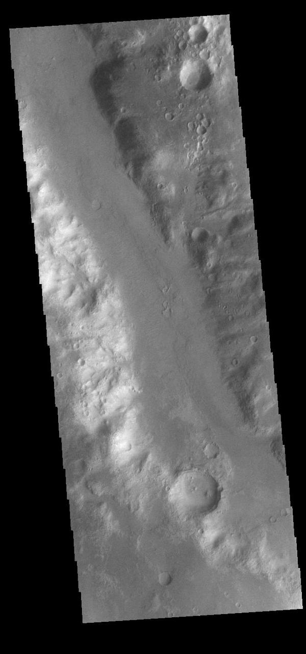 Today's VIS image shows a small section of Uzboi Vallis. This valley system arises just north of Argyre Planitia and flows northward into Holden Crater. Uzboi Vallis is 366km long (227 miles). Orbit Number: 91369 Latitude: -30.6694 Longitude: 322.767 Instrument: VIS Captured: 2022-07-20 14:57 https://photojournal.jpl.nasa.gov/catalog/PIA25536
