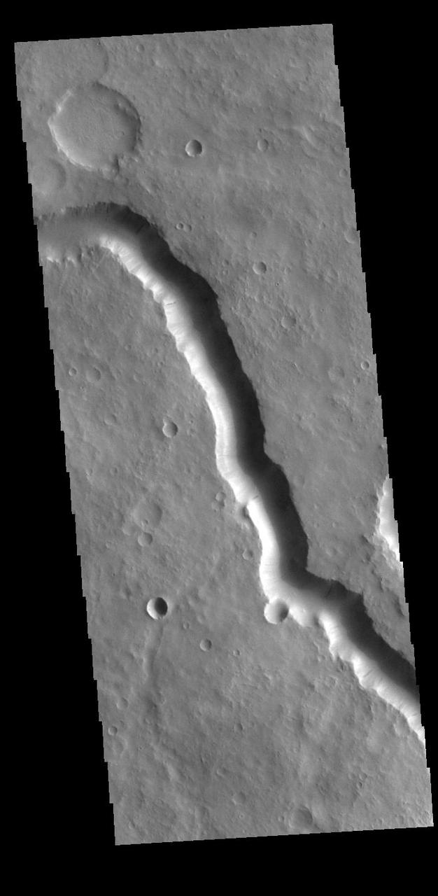 Today's VIS image shows a section of Scamander Vallis. Scamander Vallis is located in northern Terra Sabaea. The channel is 269km (167 miles) long.  Orbit Number: 94873 Latitude: 15.4254 Longitude: 28.7992 Instrument: VIS Captured: 2023-05-05 03:35  https://photojournal.jpl.nasa.gov/catalog/PIA26195
