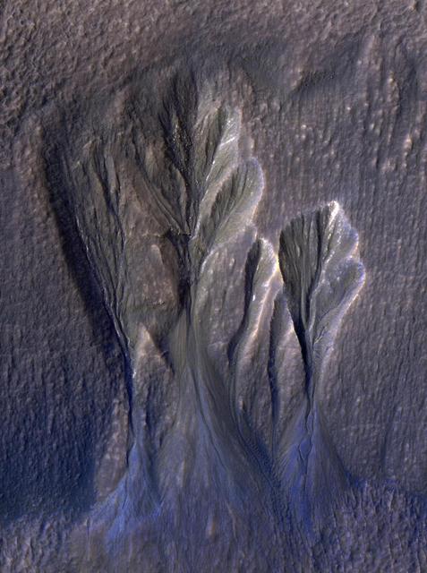 NASA image: Dusty Water Ice in Mars' Terra Sirenum