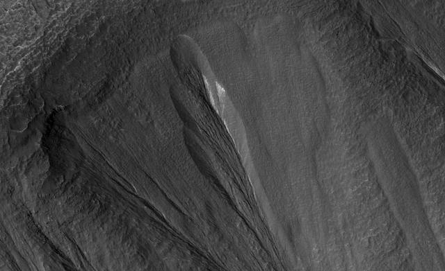 NASA image: Dusty Water Ice in Mars' Dao Vallis