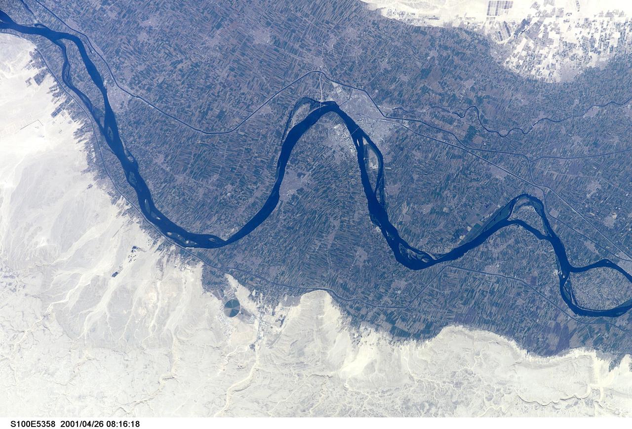 S100-E-5358 (26 April 2001) --- The City of Sawhaj, Egypt in the Nile Valley was photographed with a digital still camera by the crew members aboard the Space Shuttle Endeavour on April 26, 2001.