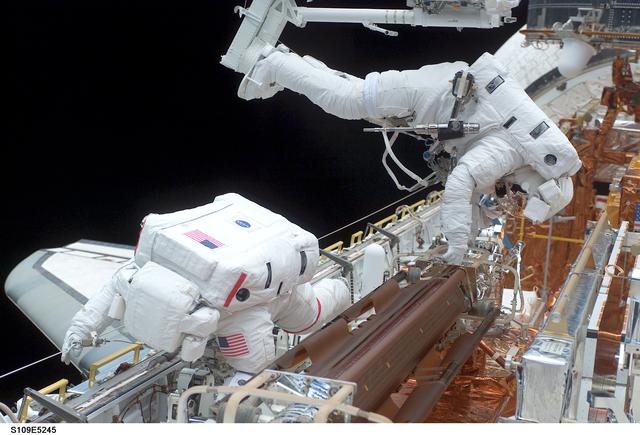 NASA image: STS-109 MS Grunsfeld and Linnehan stow old solar array from payload bay