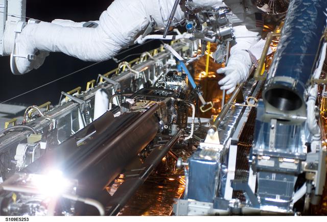 NASA image: STS-109 MS Linnehan and Grunsfeld in payload bay during first EVA