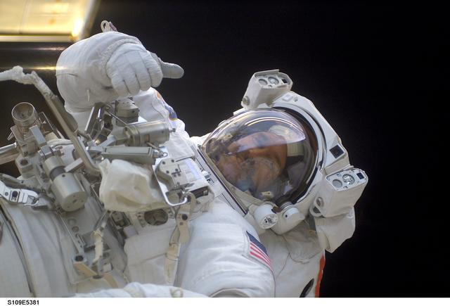NASA image: STS-109 MS Grunsfeld during  third EVA
