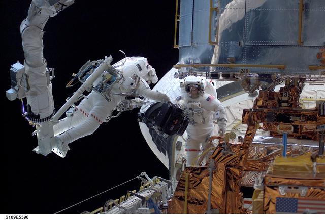 STS-109 MS Massimino and Newman replace Reaction Wheel assembly during EVA 2