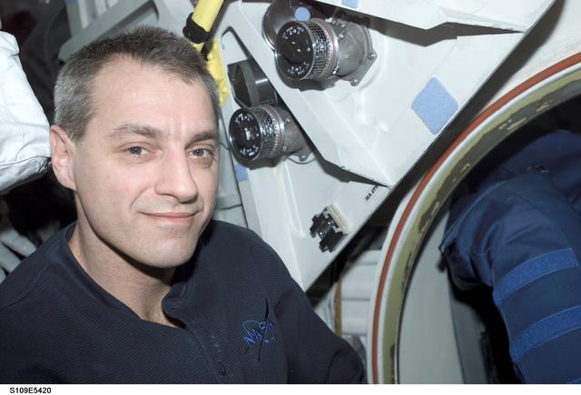 NASA image: STS-109 MS Linnehan on middeck