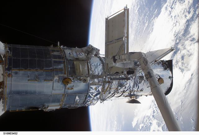 NASA image: View of STS-109 MS Linnehan and Grunsfeld during EVA 1