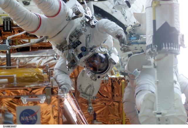 NASA image: EVA 5 - MS Grunsfeld and Linnehan preparing for NICMOS installation
