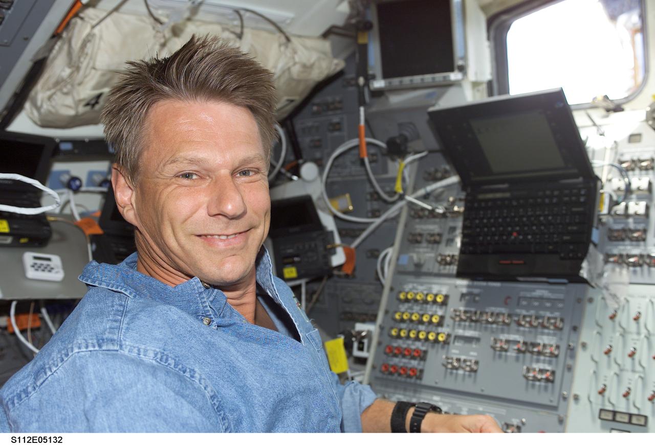 STS112-E-05132 (11 October 2002) --- Astronaut Piers J. Sellers, STS-112 mission specialist, is pictured on the aft flight deck of the Space Shuttle Atlantis.