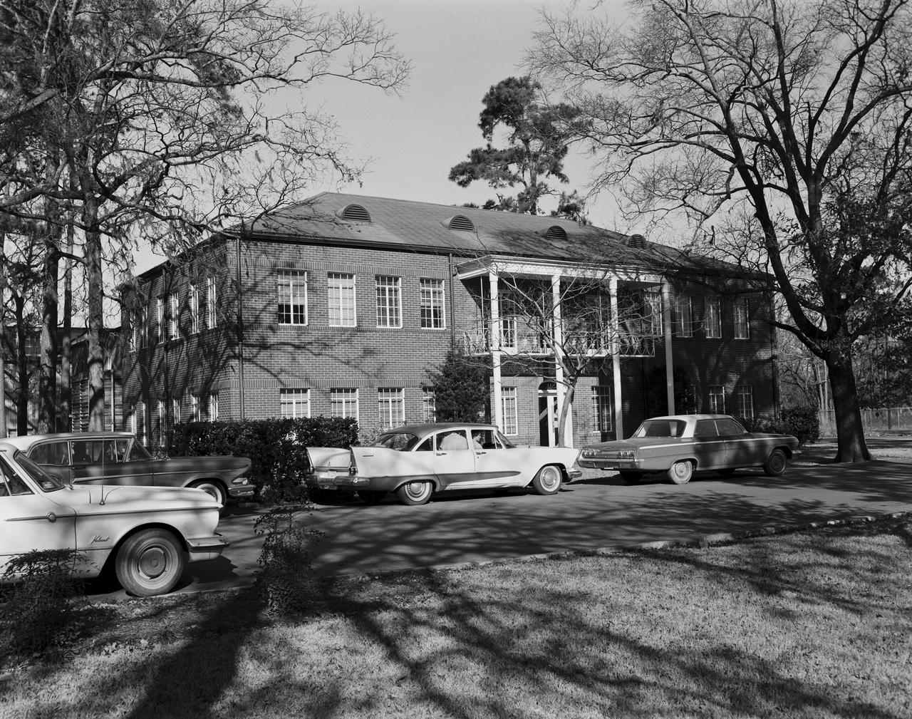 S62-00518 (1962) --- Exterior view of the Lane Wells Building, rented to the National Aeronautics and Space Administration as part of the temporary quarters for the Houston Manned Spacecraft Center (MSC). Photo credit: NASA