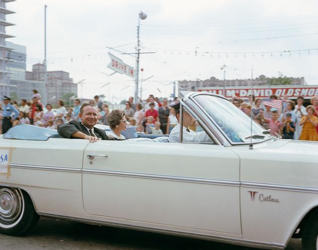 NASA image: ASTRONAUT COOPER, L. GORDON, JR. & FAMILY - PARADE - HOUSTON, TX