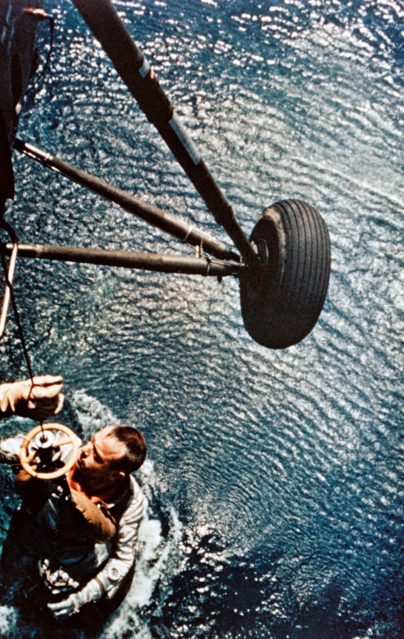 S64-14858 (5 May 1961) --- Astronaut Alan B. Shepard is rescued by a U.S. Marine helicopter at the termination of his sub-orbital flight May 5, 196l down range from the Florida eastern coast.