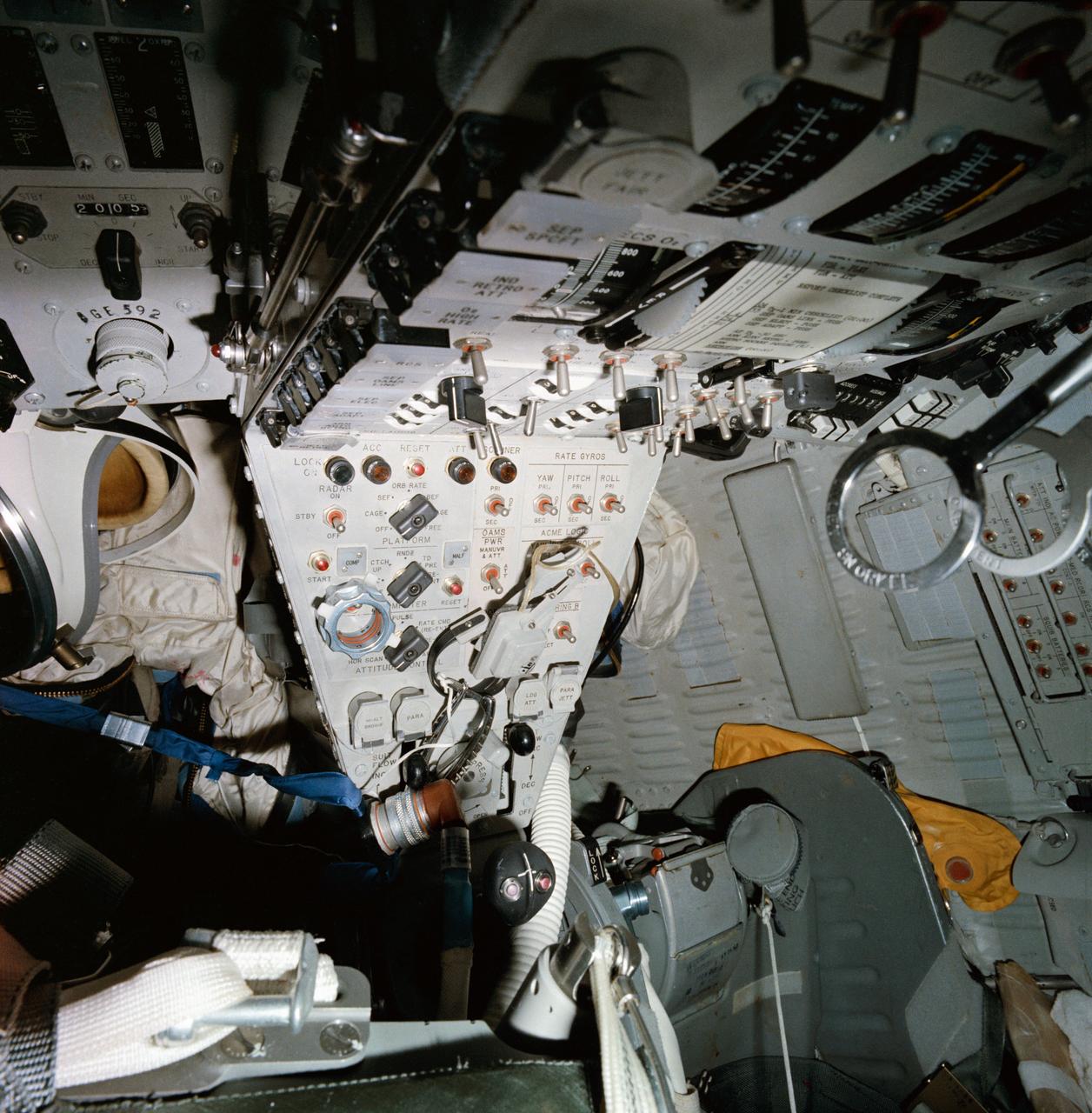 S65-18695 (1965) --- View of the cockpit of the Gemini spacecraft.