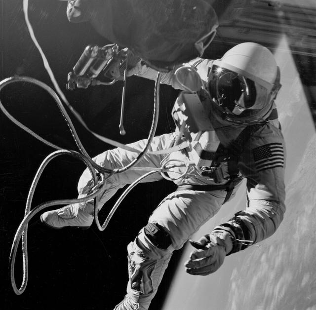 EXTRAVEHICULAR ACTIVITY (EVA) - ASTRONAUT EDWARD H. WHITE II - MISC. - OUTER SPACE