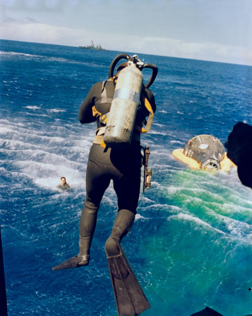 S65-46627 (29 Aug. 1965) --- Navy divers exit their helicopter to recover the Gemini-5 spacecraft and astronauts. The NASA Headquarters alternative photo number is 65-H-669.