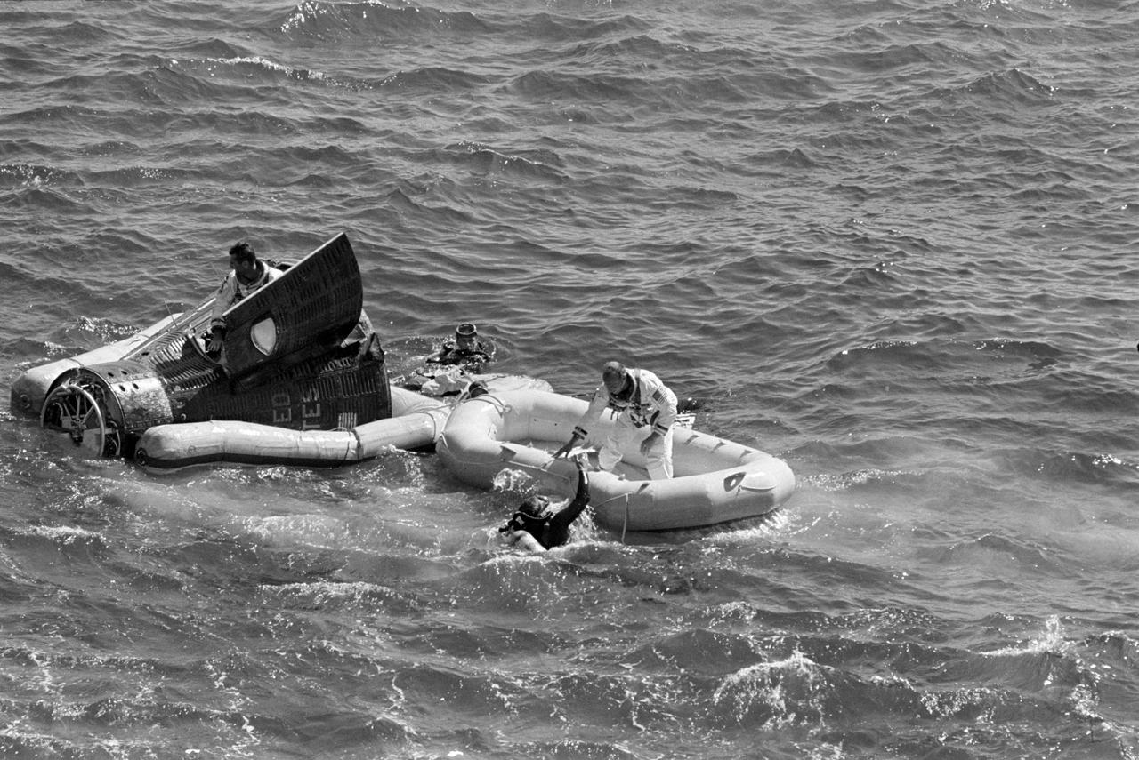 S66-50795 (15 Sept. 1966) --- Frogmen assist in the recovery of Gemini 11 astronauts Conrad & Gordon while they await the helicopter.