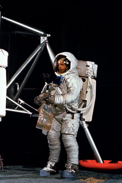 NASA image: APOLLO XI CREWMEMBERS - SIMULATION - DEPLOYMENT - MOON SURFACE