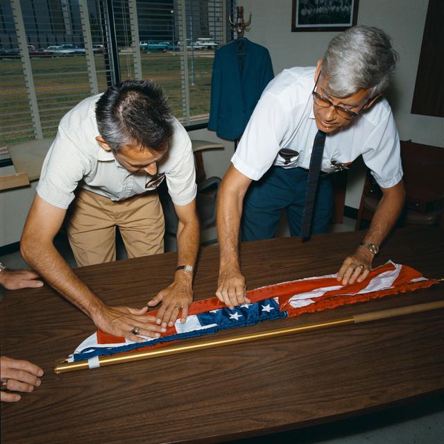 NASA image: Equipment - Apollo 11 (Flag & Plaque) - MSC