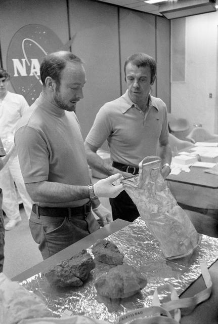 Apollo 14 crewmen show off lunar rocks during meeting with newsmen