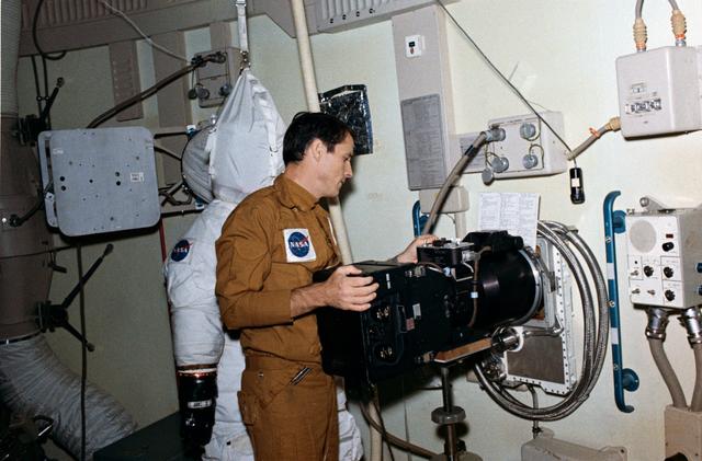 NASA image: SKYLAB (SL)-4 - CREW TRAINING (ORBITAL WORKSHOP [OWS]) - JSC