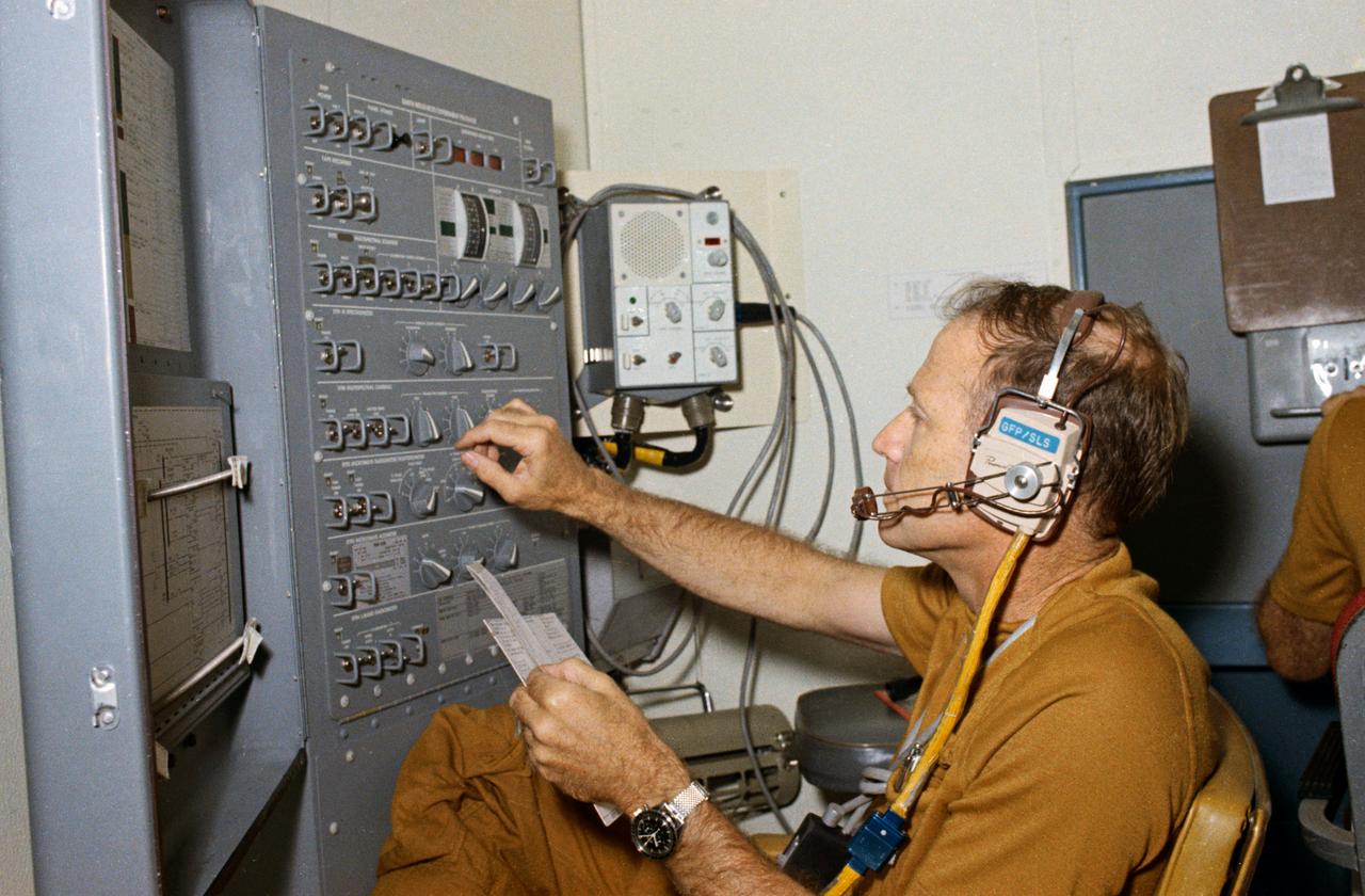 S73-32847 (10 Sept. 1973) --- Astronaut Gerald P. Carr, Skylab 4 commander, changes a dial on the control and display panel for the Earth Resources Experiments package (EREP) during a training exercise in the Multiple Docking Adapter (MDA) one-G trainer at Johnson Space Center. Photo credit: NASA