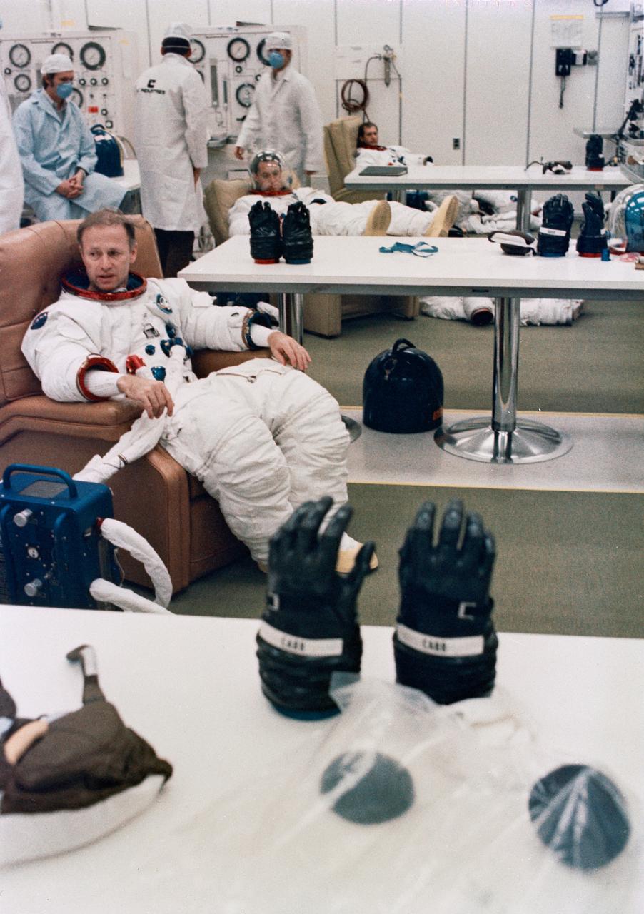 S73-36900 (8 Nov. 1973) --- The three members of the Skylab 4 crew undergo spacesuit fit and pressure checks in the suiting building during preflight activity at the Kennedy Space Center, Florida. They are astronaut Gerald P. Carr (foreground), commander; scientist-astronaut Edward G. Gibson (center), science pilot; and astronaut William R. Pogue (background), pilot. Skylab 4, the third and last visit to the Skylab space station in Earth orbit, will return additional information on the Earth and sun, as well as provide a favorable location from which to observe the recently discovered Comet Kohoutek. Photo credit: NASA