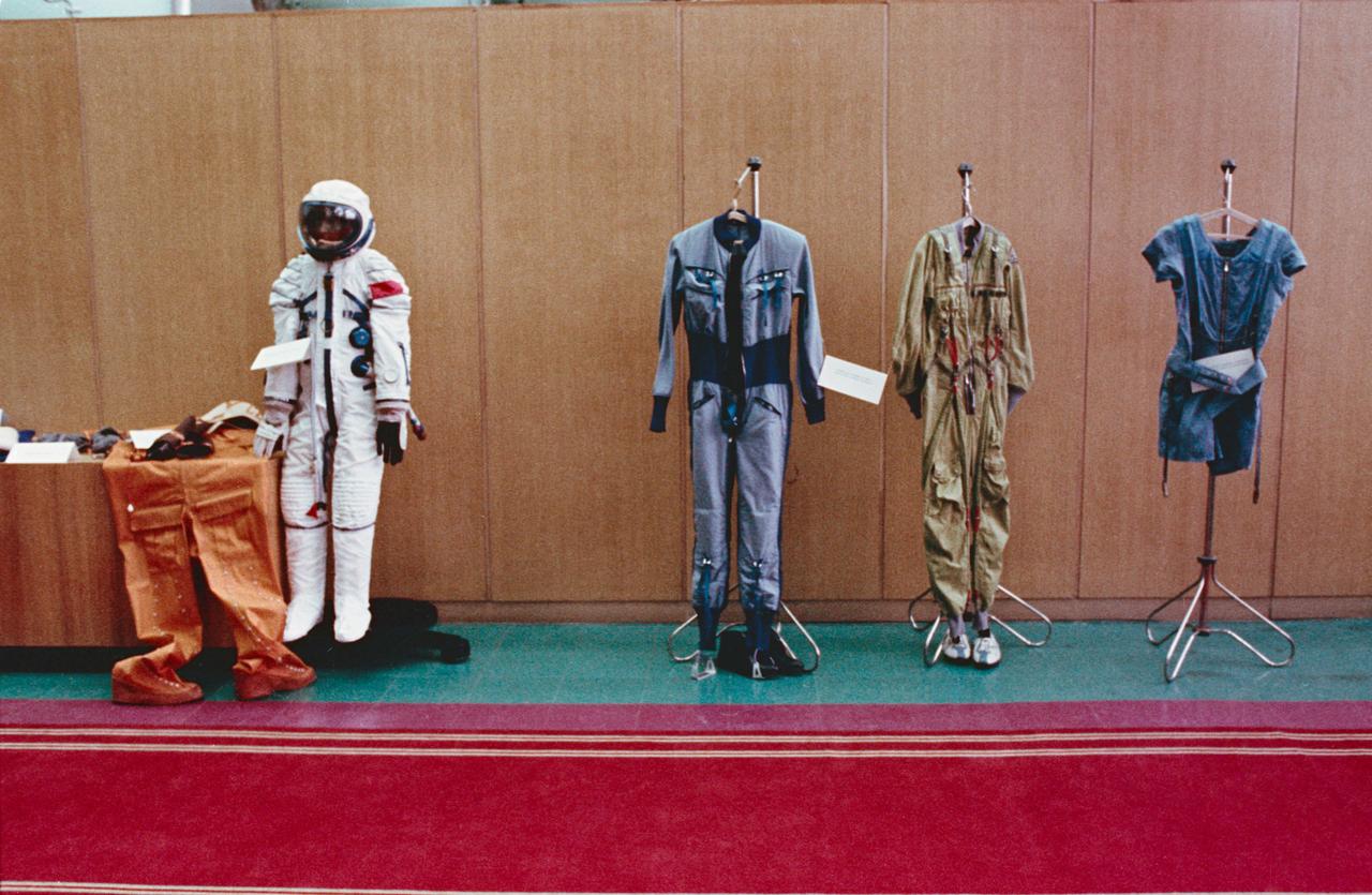 S75-24899 (April 1975) --- An exhibit illustrating the space suits designed for the Soviet cosmonaut crewmen of the joint U.S.-USSR Apollo-Soyuz Test Project docking mission in Earth orbit. These were on display in the training building at the Cosmonaut Training Center (Star City) near Moscow.