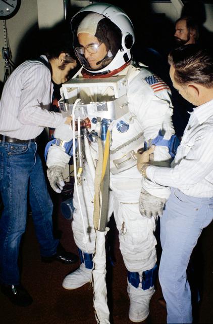 NASA image: ASTRONAUT CRIPPEN, ROBERT L. - PILOT - STS-1 - TRAINING - JSC