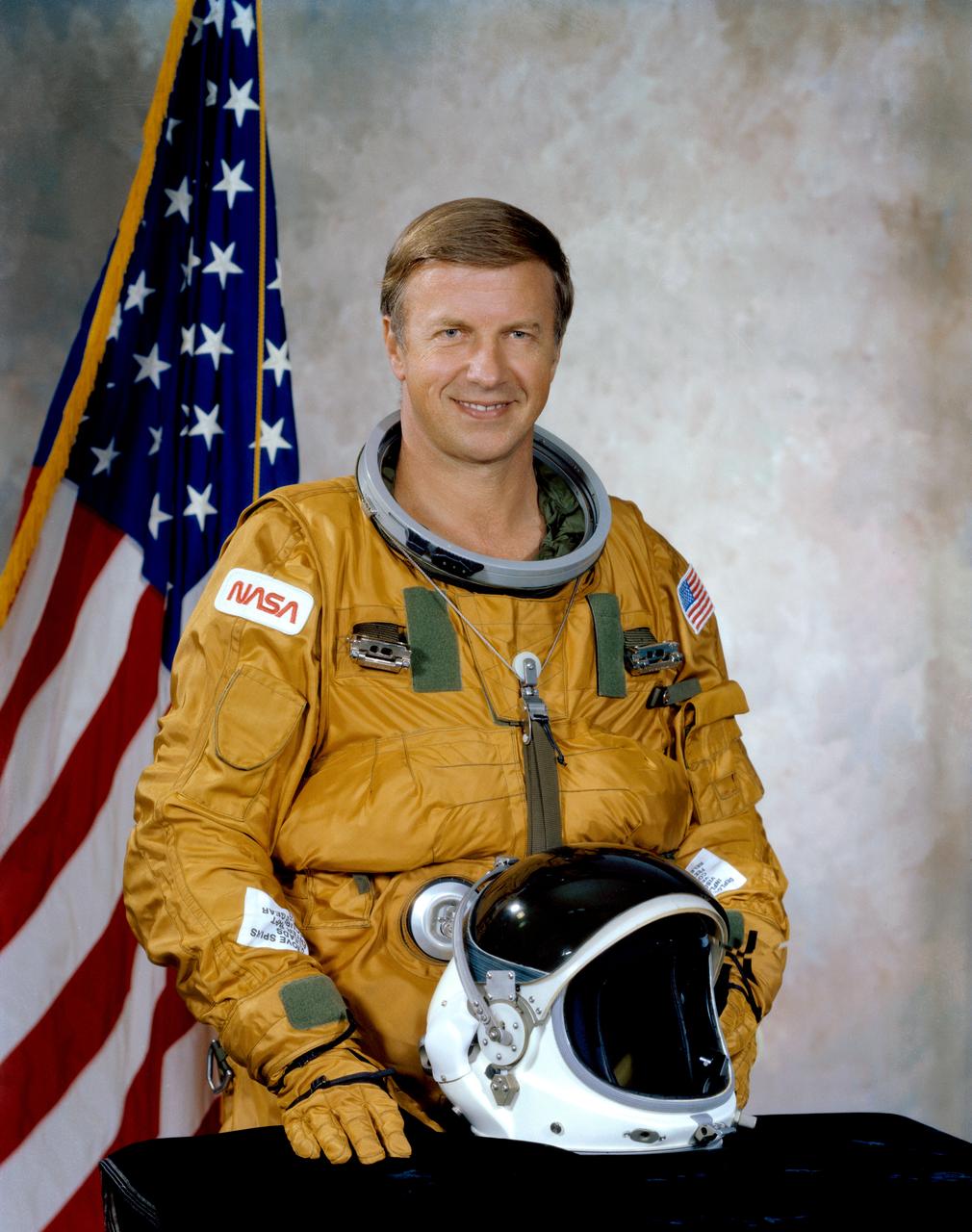 S79-36379 (17 Sept. 1979) --- Astronaut Paul J. Weitz portrait. Photo credit: NASA