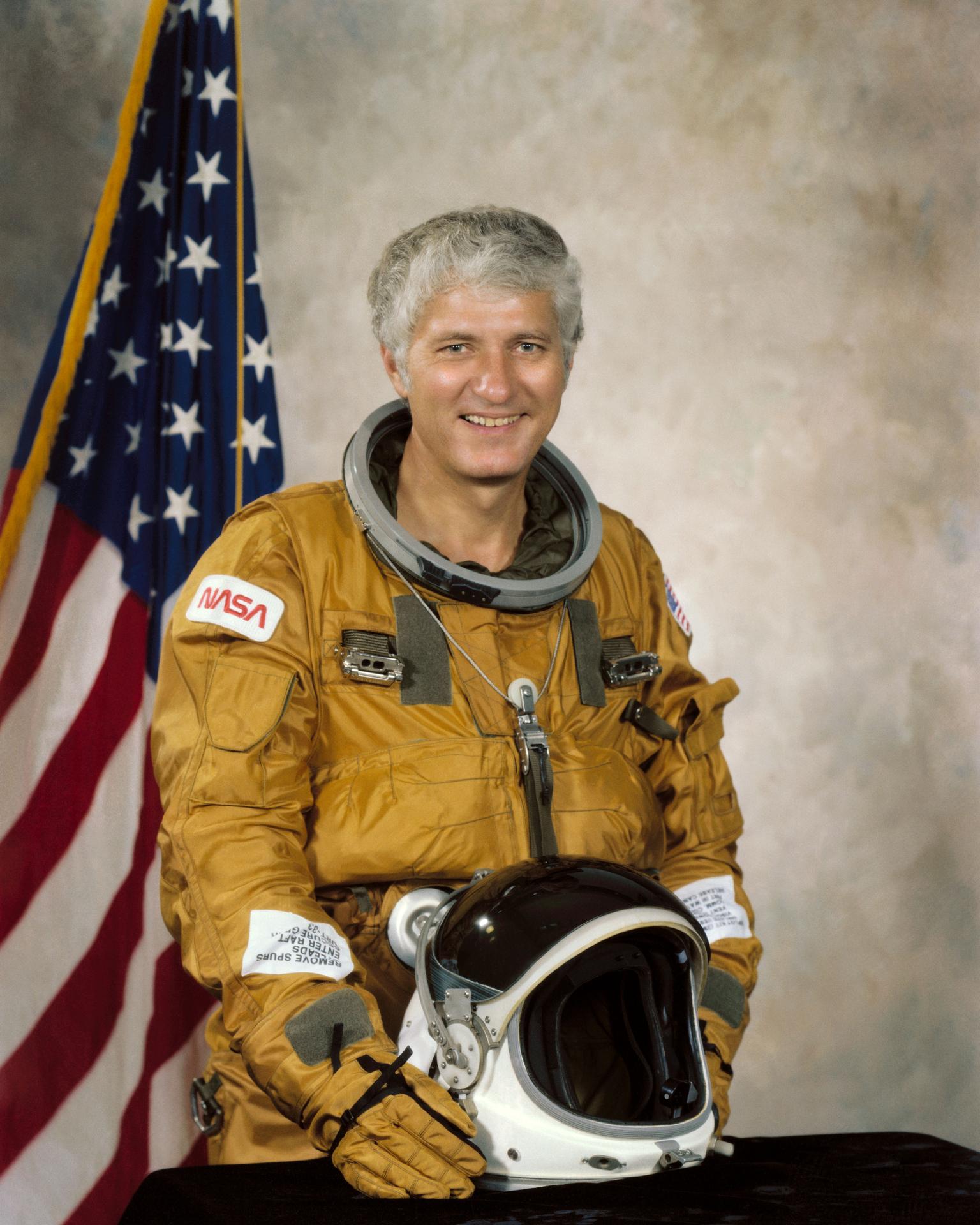 Official astronaut portrait for Henry Hartsfield