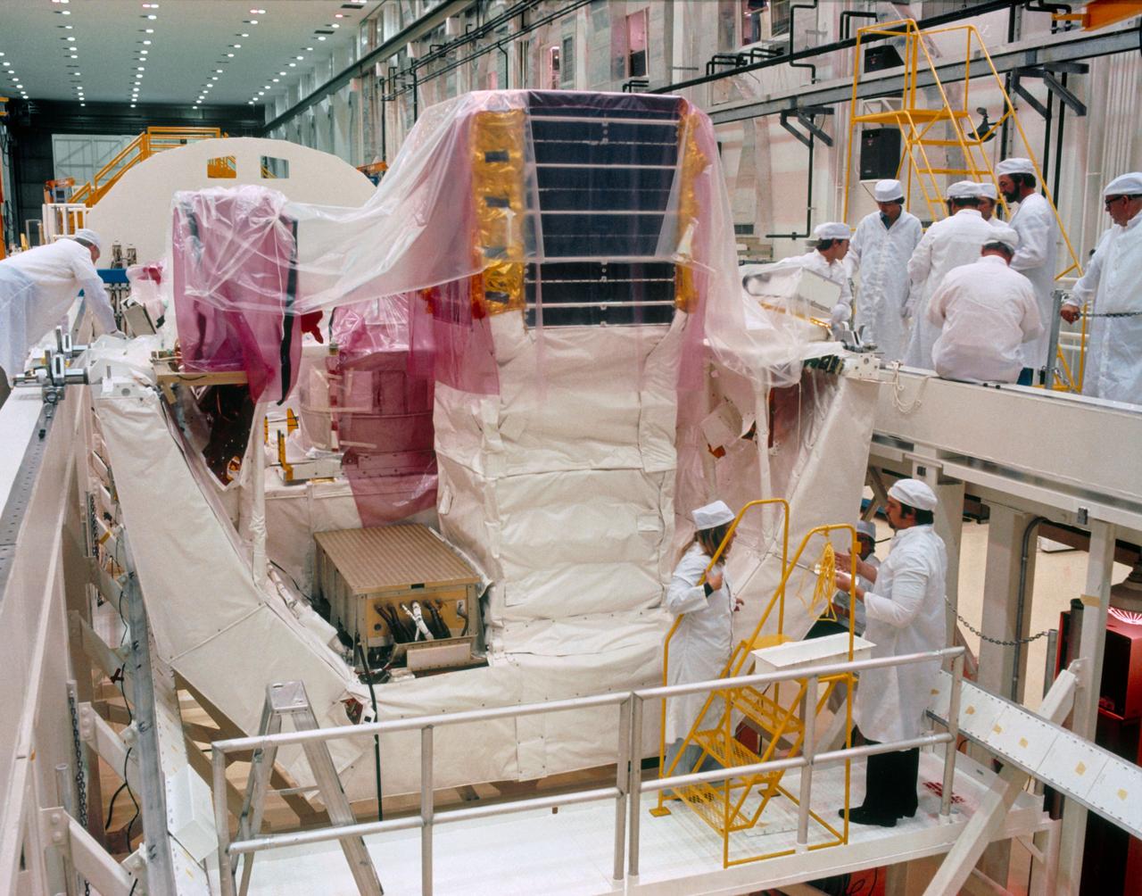 Views OSS-1 Payload Pallet, vehicle changing and potential experiment being checked out by technicians after its arrival at the Operations & Checkout (O&C) Bldg., 09/18/1981, for the STS-3 Mission                1.  STS-3 - EXERIMENT (OSS-1)        2.  SHUTTLE - PAYLOADS (OSS-1)           KSC, FL