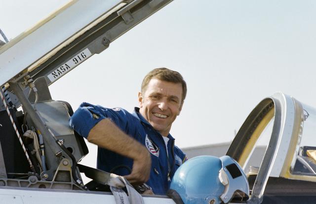NASA image: PREFLIGHT - STS-2 - ELLINGTON AFB (EAFB), TX