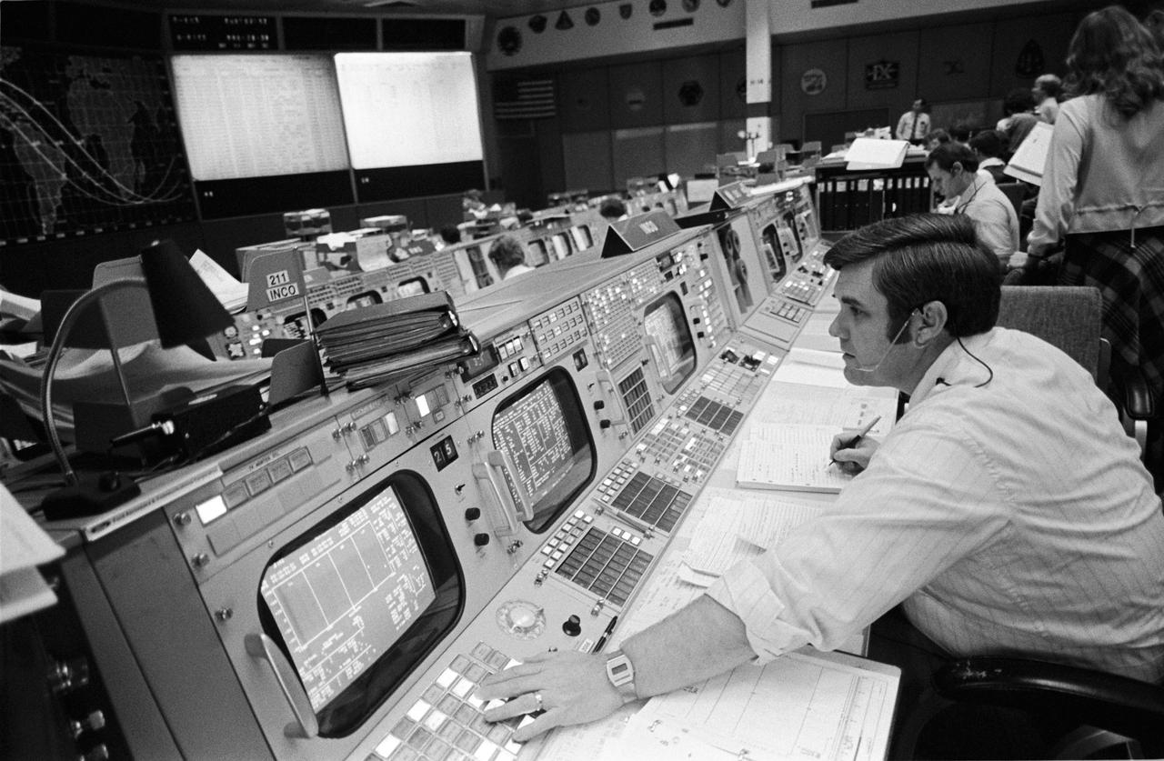 Day-5 Mission Control Room activities, STS-3 Mission of: Alan Briscoe, at the Instrumentation and Communications Officer (INCO) Console; Astronaut Richard Truly and Briscoe; Astronaut Judy Resnik, Flight Director (FD) Jay Greene, and On-Duty FD Harold Draughon. 1. Flight Directors - STS 3 2. Astronaut Judy Resnik 3. Alan Briscoe 4. Jay Greene 5. Harold Draughon