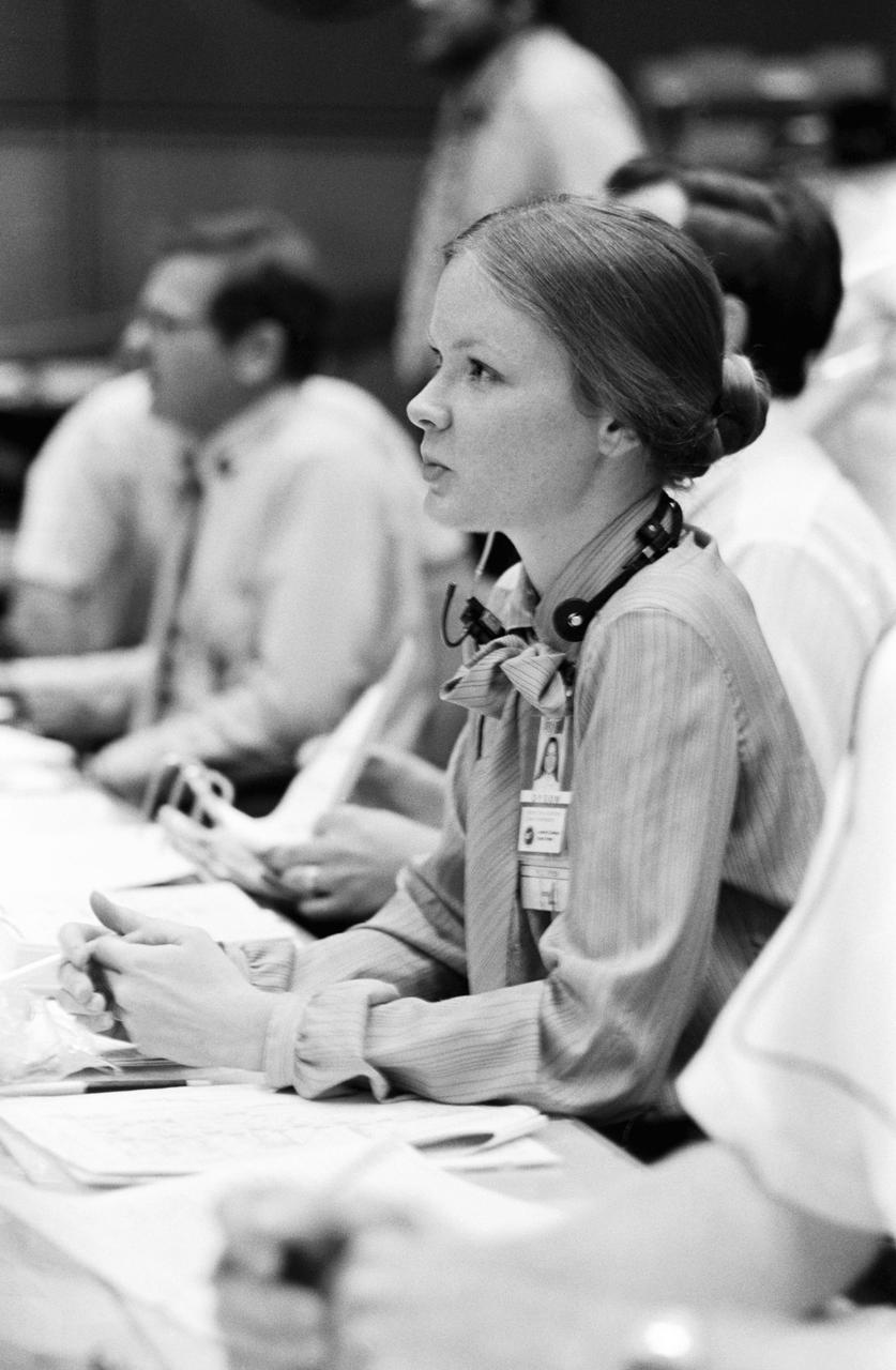 MOCR activities at the Guidance Console and Ms. Thornton E. Dyson during Day-4 of the STS-4 Mission. 1. STS-4 - INFLIGHT JSC, HOUSTON, TX Also see: S82-36160