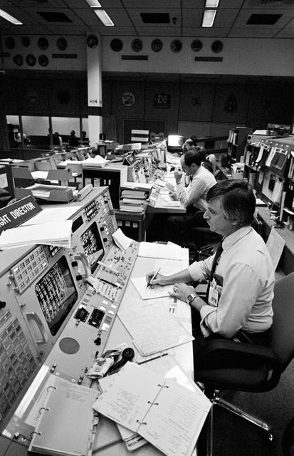 NASA image: STS-9 - Mission Operations Control Room (MOCR) - JSC