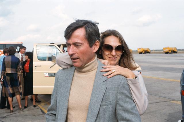 NASA image: POST-FLIGHT (CREW RETURN) - STS-9/41A - ELLINGTON AFB (EAFB), TX