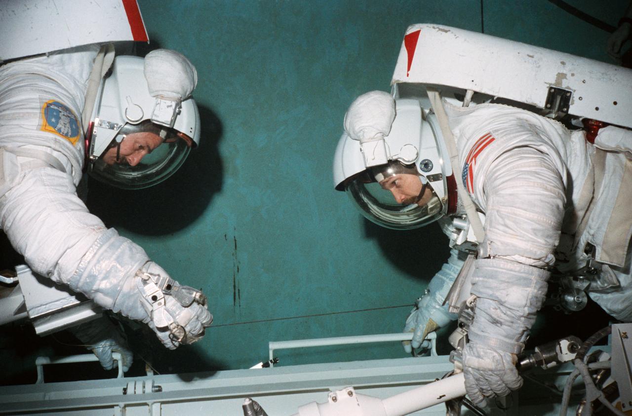 Astronauts David Griggs and Jeffrey Hoffman in Egress Training. 1. ASTRONAUT GRIGGS, DAVID - STS-51E 2. STS-51E - CREW TRAINING JSC, HOUSTON, TX