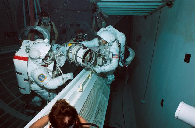NASA image: SIMUATION (EXTRAVEHICULAR ACTIVITY [EVA]) - STS-23/51D - JSC