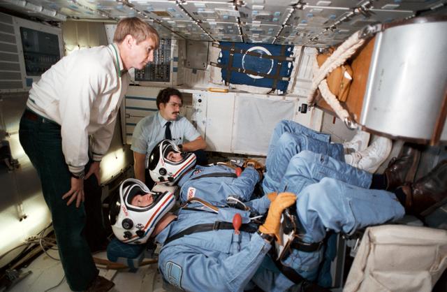 NASA image: BRIEFING (PREFLIGHT) - STS-31/61B - JSC